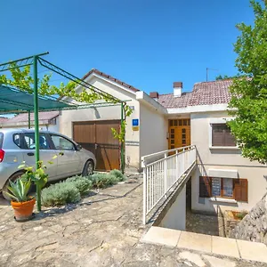 https://apartman-marja-studio.primorje-gorskikotar.com